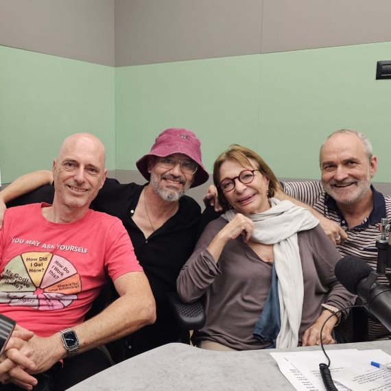 חברי להקת הפטריקים עם רבקה מיכאלי