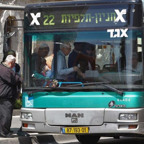 נוסעי אוטובוס (ארכיון, למצולמים אין קשר לכתבה)