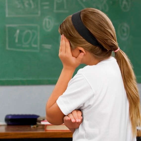 ילדה בית ספר