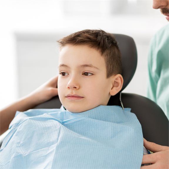 ילד אצל רופא שיניים