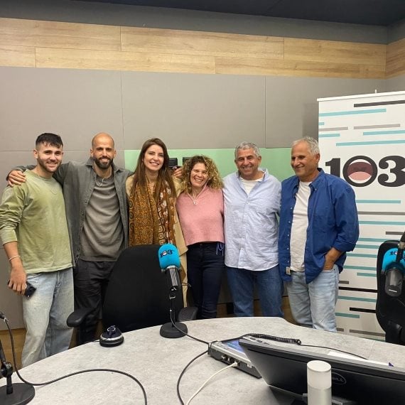 אמנון רגב עם אורחיו באולפן