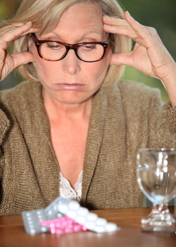 אישה לוקחת כדורים