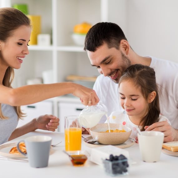 אילוסטרציה - הורים וילדים