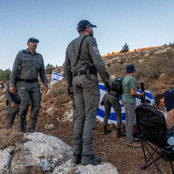 מתיישבים מול כוחות הביטחון - למצולמים אין קשר לנאמר