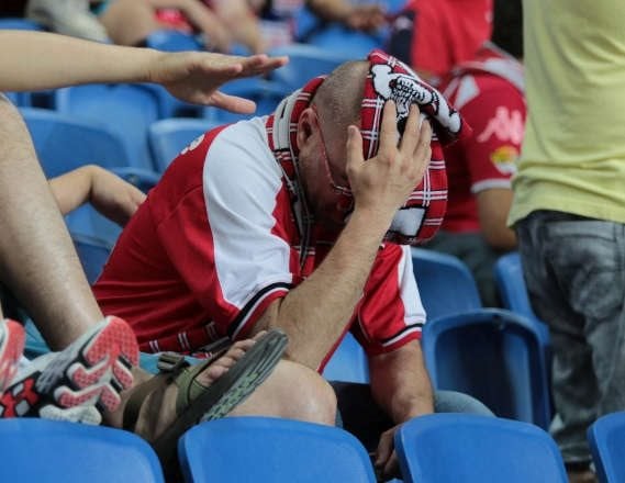 אוהד הפועל תל אביב מתוסכל - למצולם אין קשר לנאמר