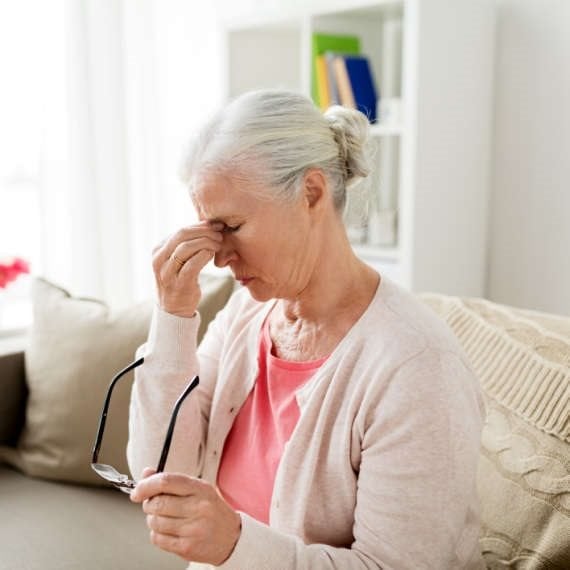 אישה מבוגרת, כאבים