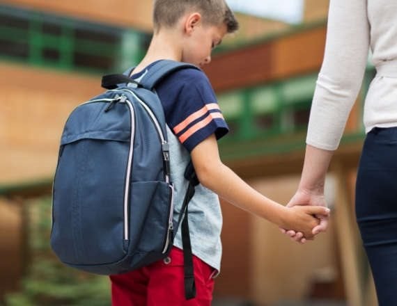 ילד בית ספר תיק גב עצוב