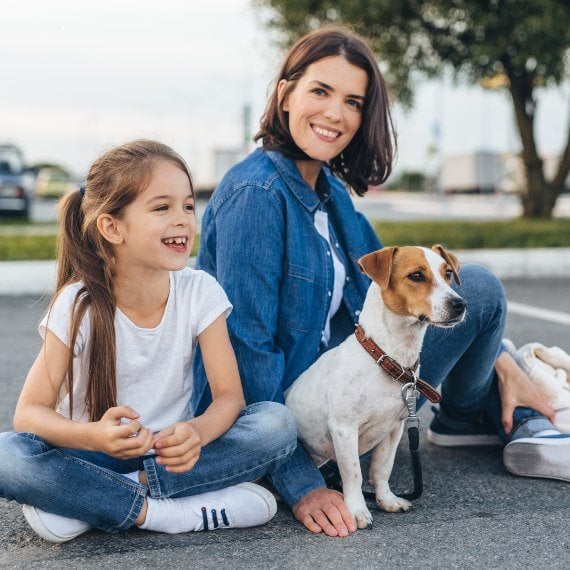אמה ובתה עם כלב