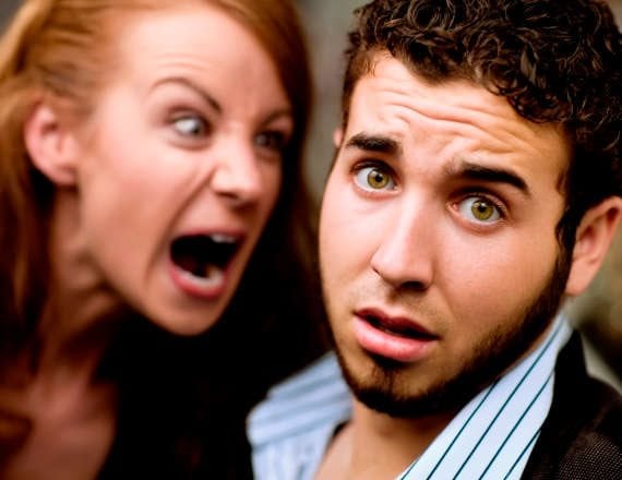 אישה כועסת גבר