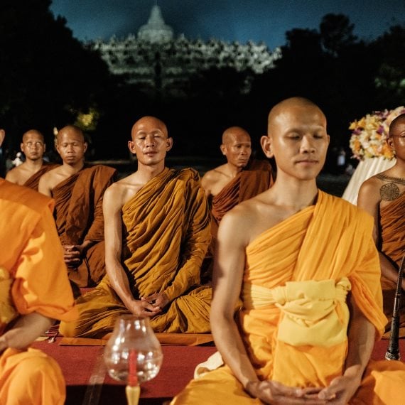 טקס בודהיסטי - למצולמים אין קשר לכתבה