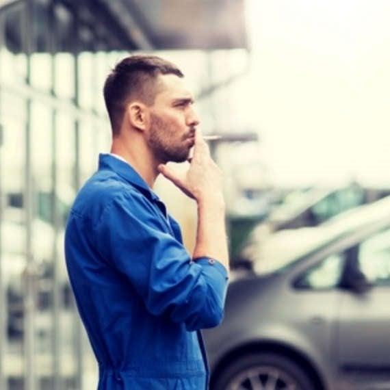 בחור מעשן סיגריה