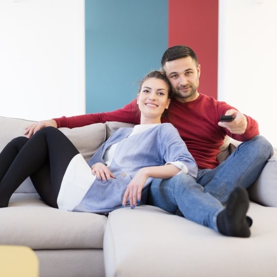 זוג צופה בטלוויזיה