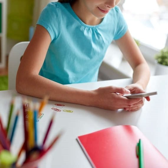 ילדה בטלפון בבית ספר - אילוסטרציה