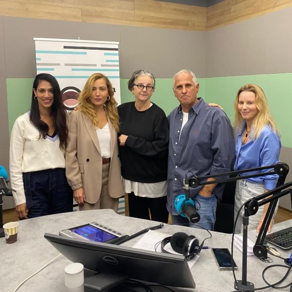 אמנון רגב עם אורחיו באולפן