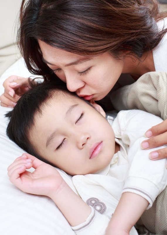 שינה מיטה אימא ילדים