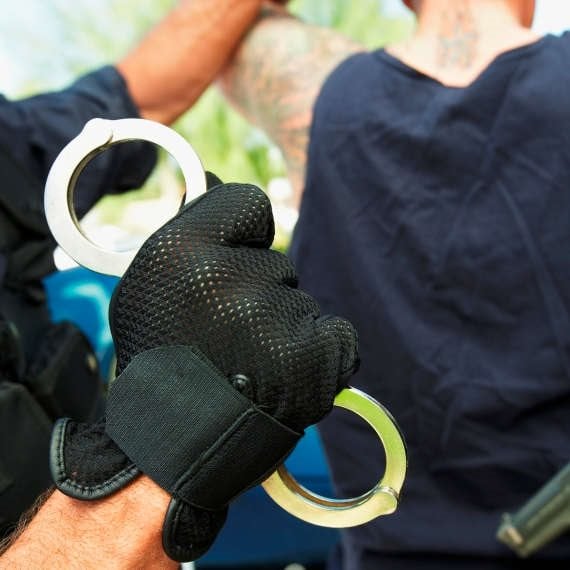 אזיקים מעצר