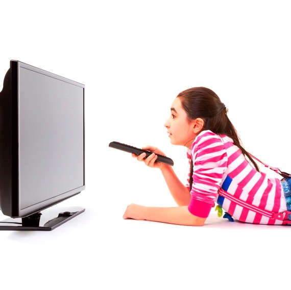 ילדה מול הטלוויזיה