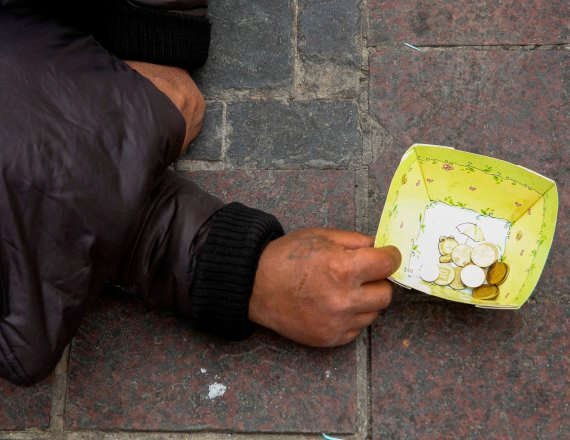 אדם מקבץ נדבות