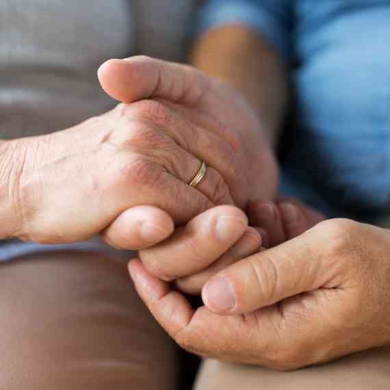 זוג קשיש זקן מבוגר ידיים מבוגרים