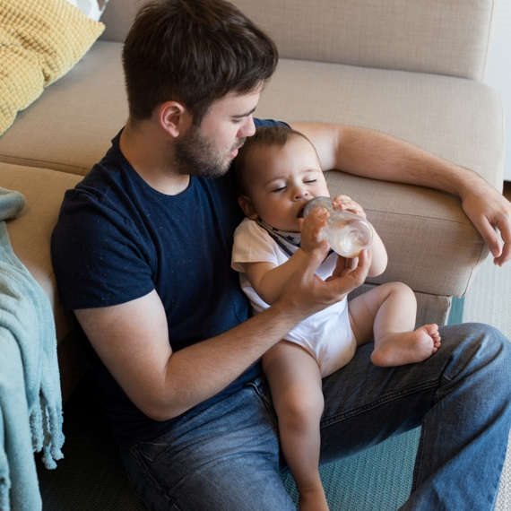 אבא תינוק ילד בקבוק