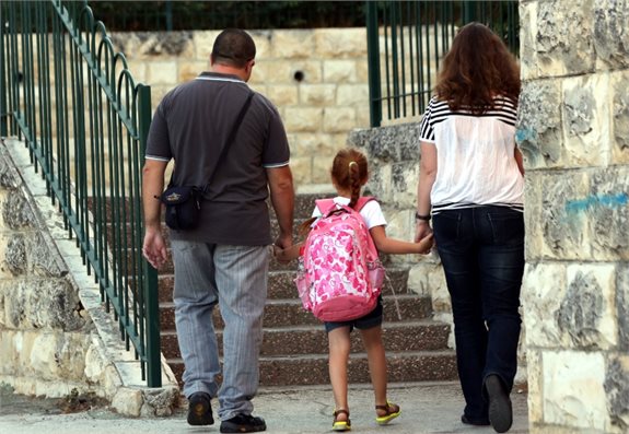 בית ספר כיתה א הורים ילדה אילוסטרציה