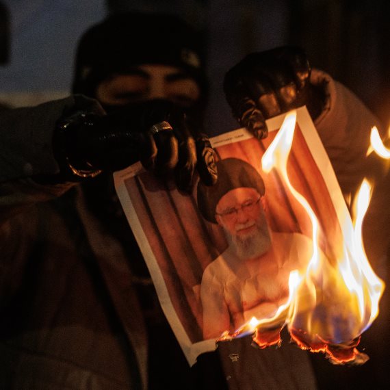 מפגין שורף תמונה של עלי חא'מנאי