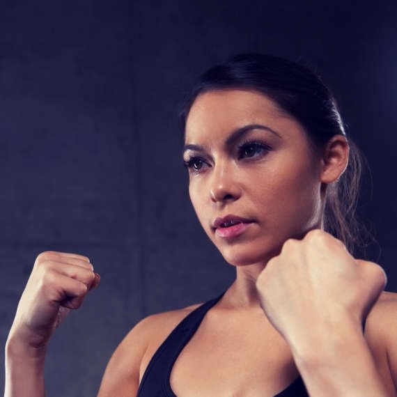 אישה מכות אלימות נאבקת אגרוף קרב