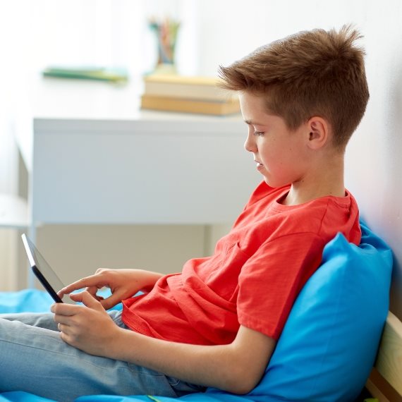 ילד עם אייפד - אילוסטרציה