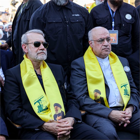 משמאל לתמונה - עלי לאריג'אני