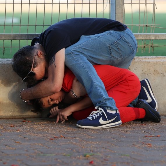 אנשים מנסים להתמגן בהישמע האזעקות