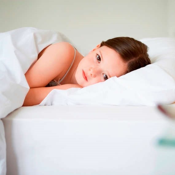 ילדה במיטה - אילוסטרציה