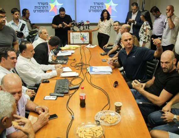 פגישת מנהלת הכדורסל אצל מירי רגב