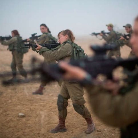 חיילות. למצולם אין קשר לנאמר