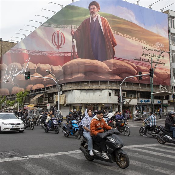 מוג'תבא ח'מנאי על כרזה בטהרן