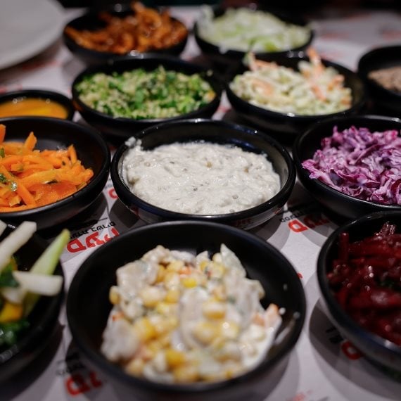 שולחן עמוס סלטים