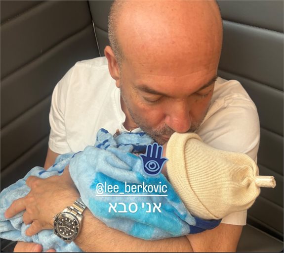 איל ברקוביץ' עם נכדתו הראשונה