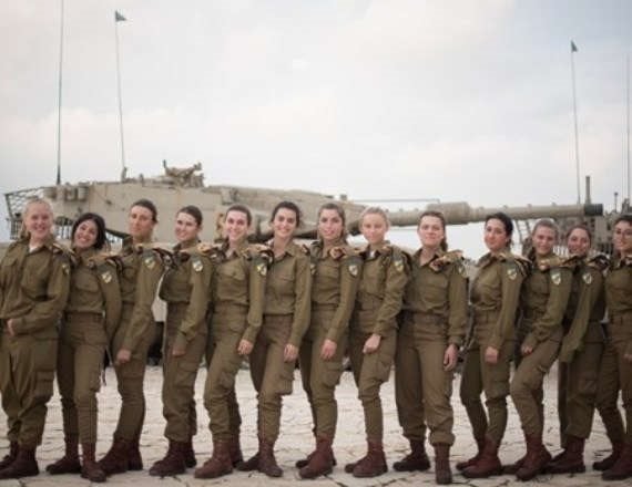 חיילות בשיריון (למצולמות אין קשר לכתבה)