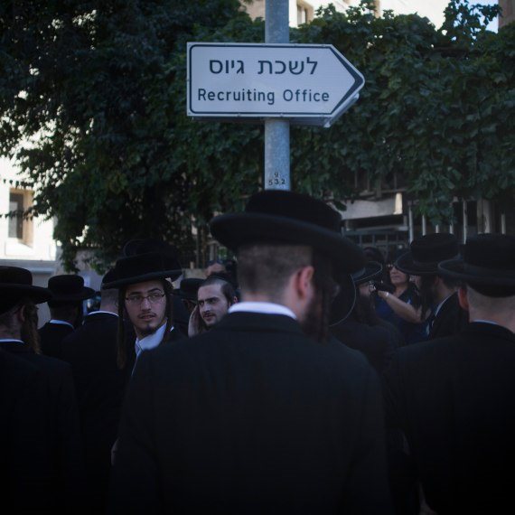 חרדים ליד לשכת גיוס (ארכיון, למצולמים אין קשר לכתבה)