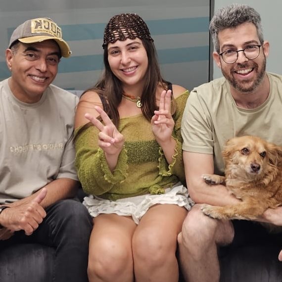 תמר ריילי עם צוות שניים עד ארבע