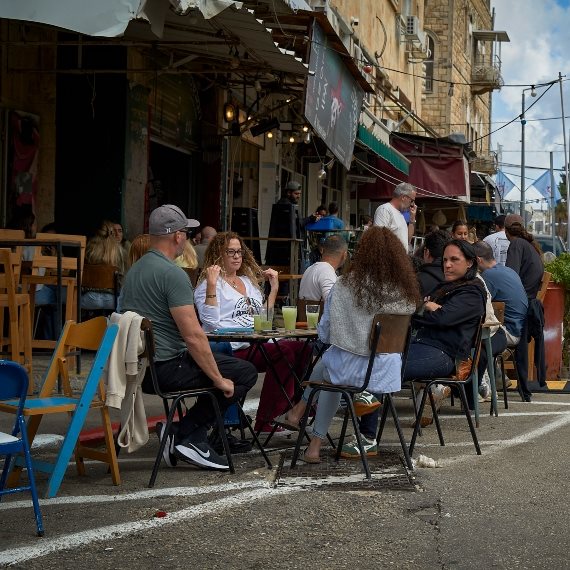 אורחים במסעדה