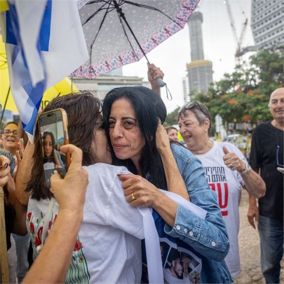 עינב צנגאוקר בכיכר החטופים
