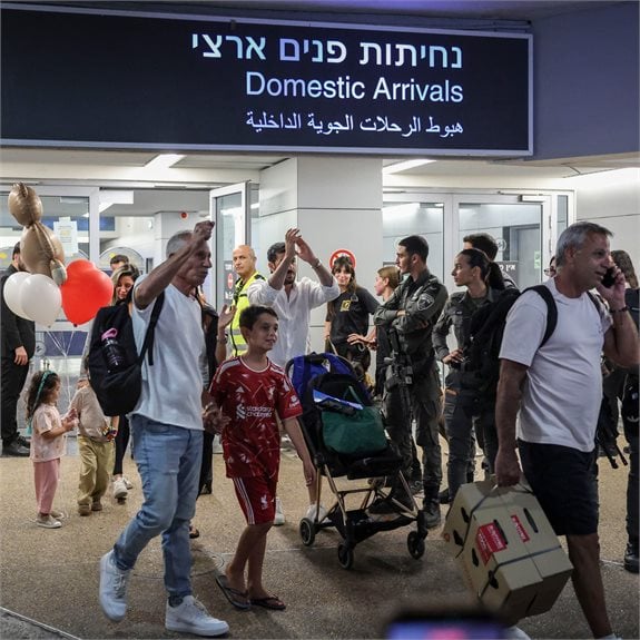 נוסעי טיסת פליי דובאי 1073 בשובם, אתמול