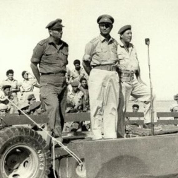 משה דיין, אברהם יפה ואסף שמחוני במהלך המלחמה