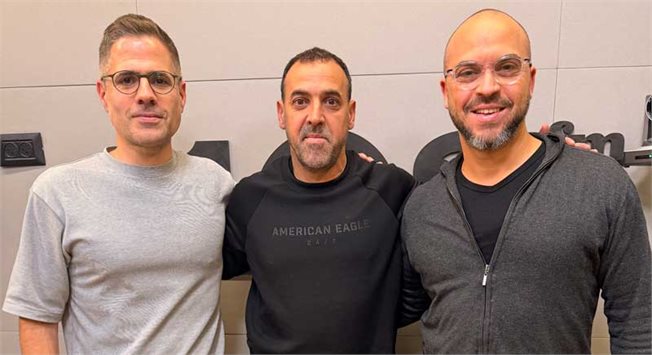 אלי שרעבי באולפן עם גדעון אוקו ועמיחי אתאלי