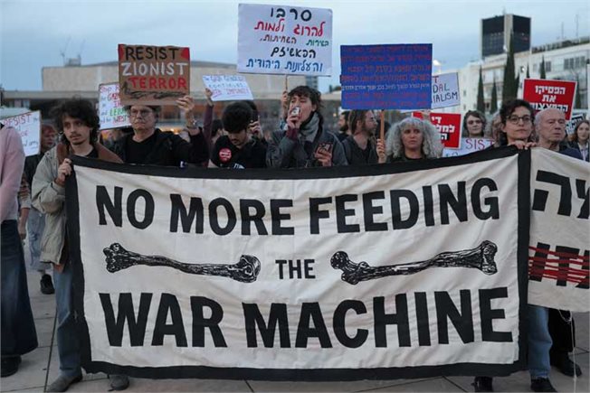 הפגנות נגד המלחמה בתל אביב, אתמול // צילום: Ilia YEFIMOVICH / AFP via Getty Images